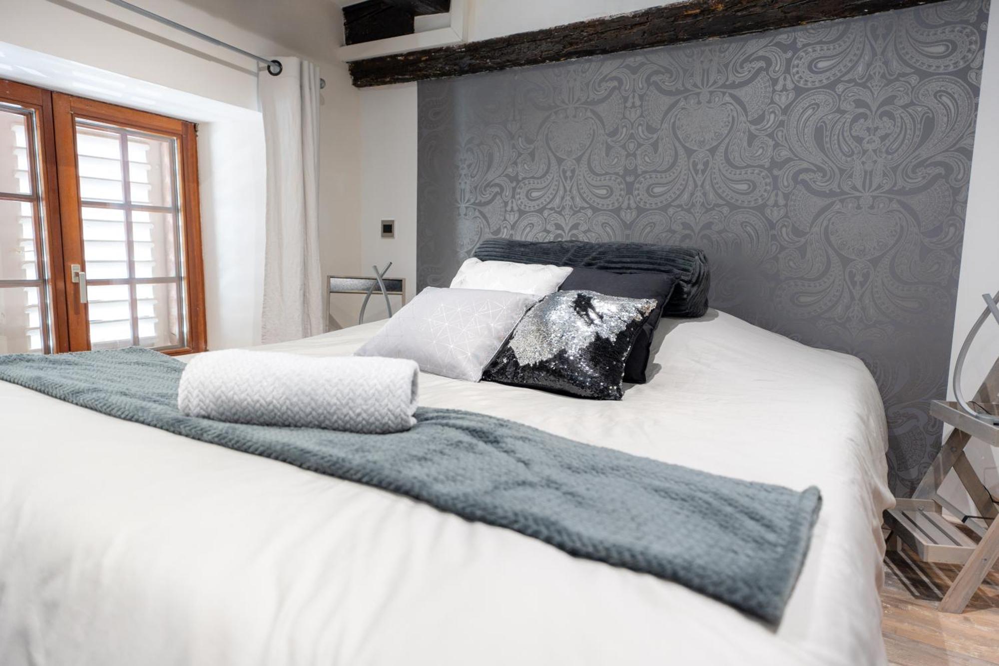 Des Chevaliers - Designed By C.m Apartment *