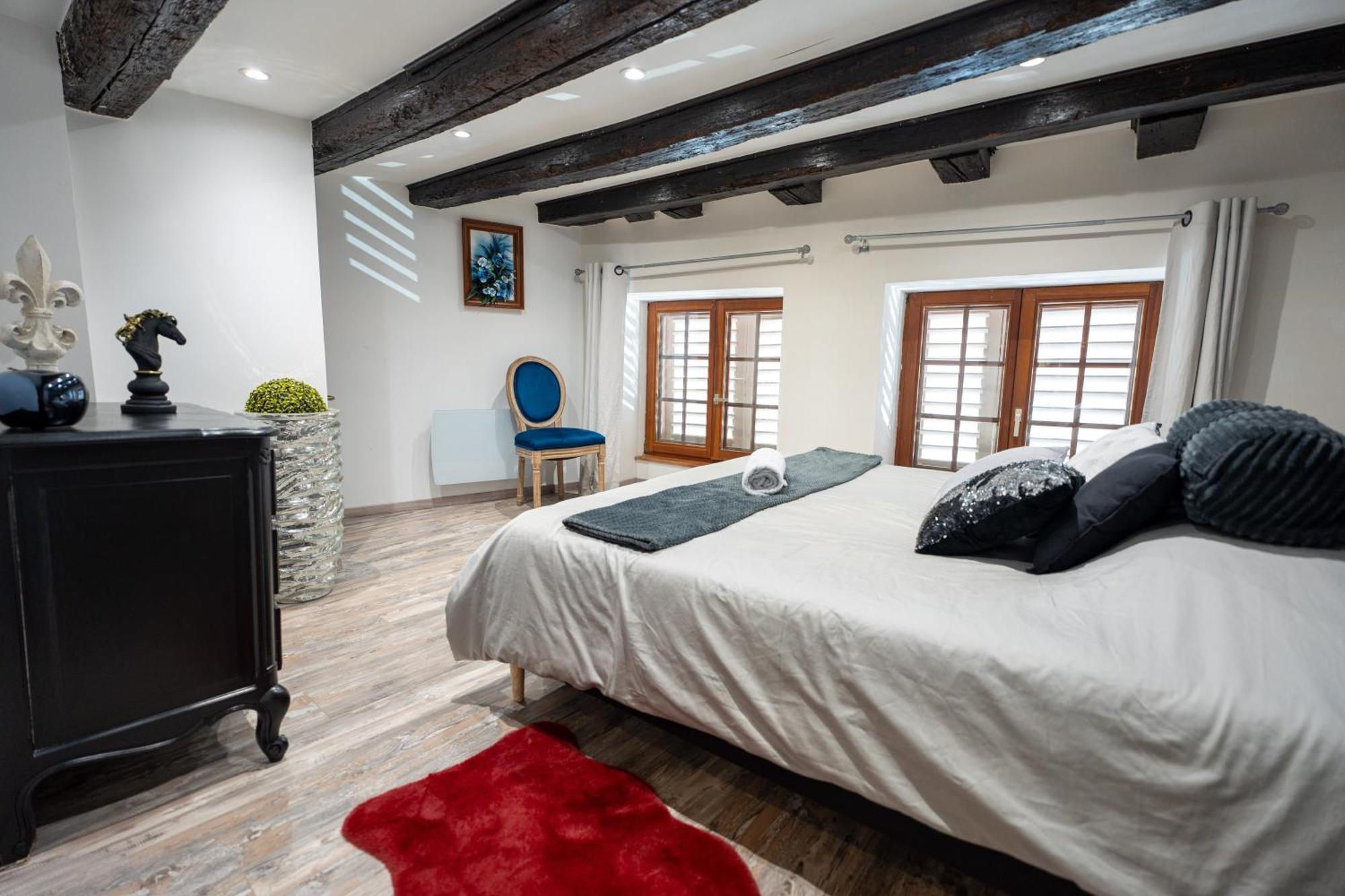 Des Chevaliers - Designed By C.m Apartment