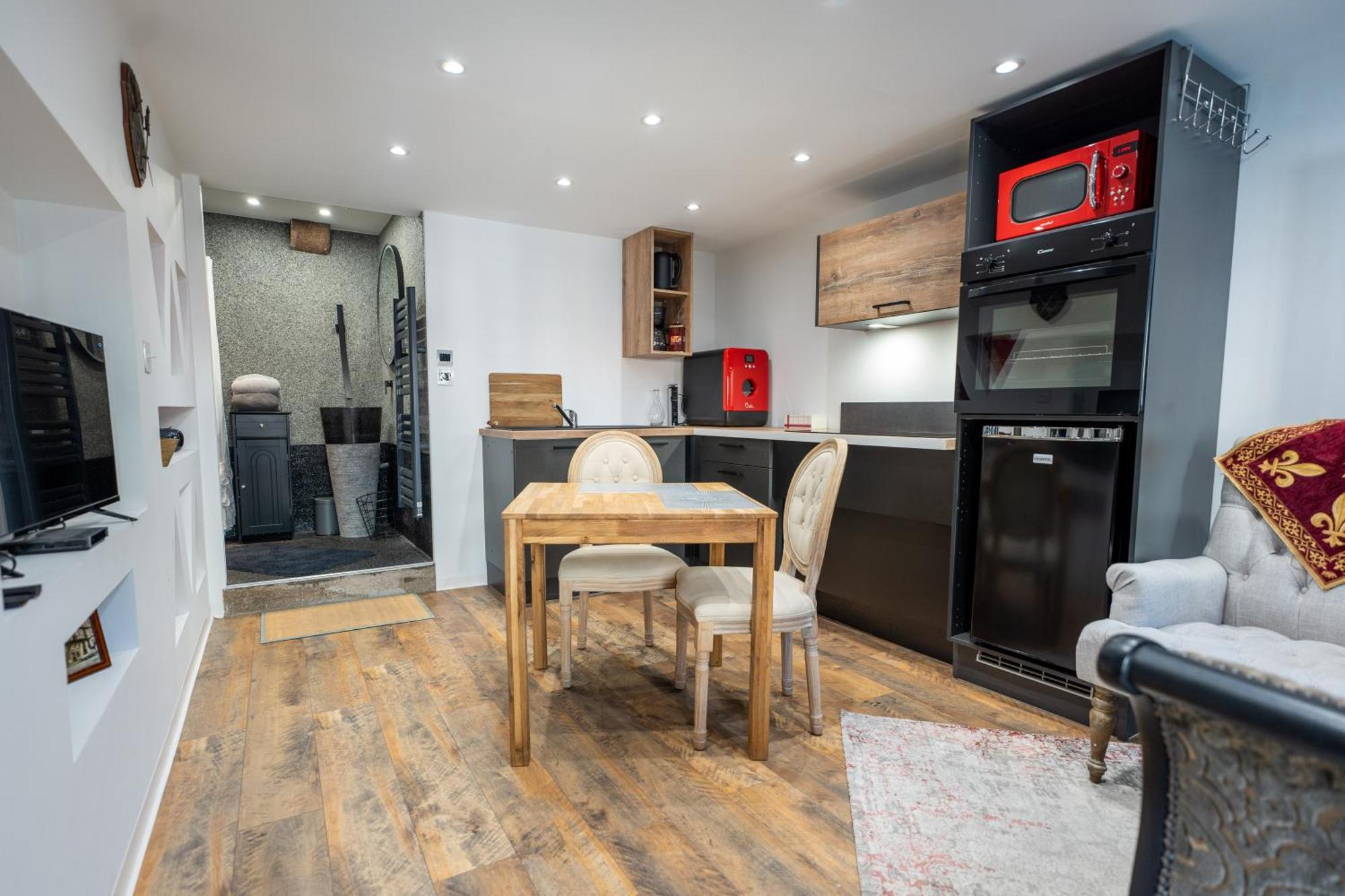 Des Chevaliers - Designed By C.m Apartment *
