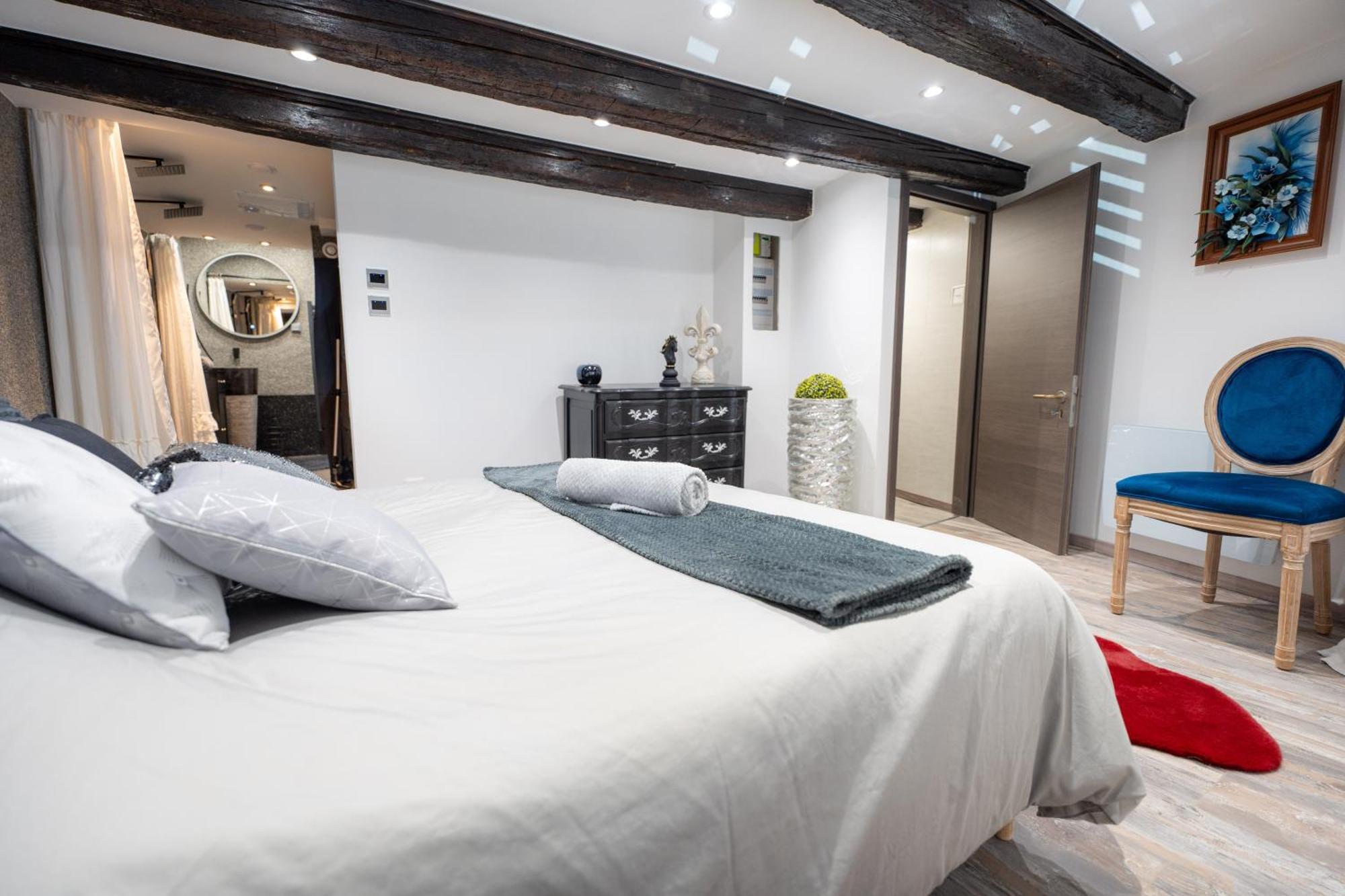 Des Chevaliers - Designed By C.m Apartment