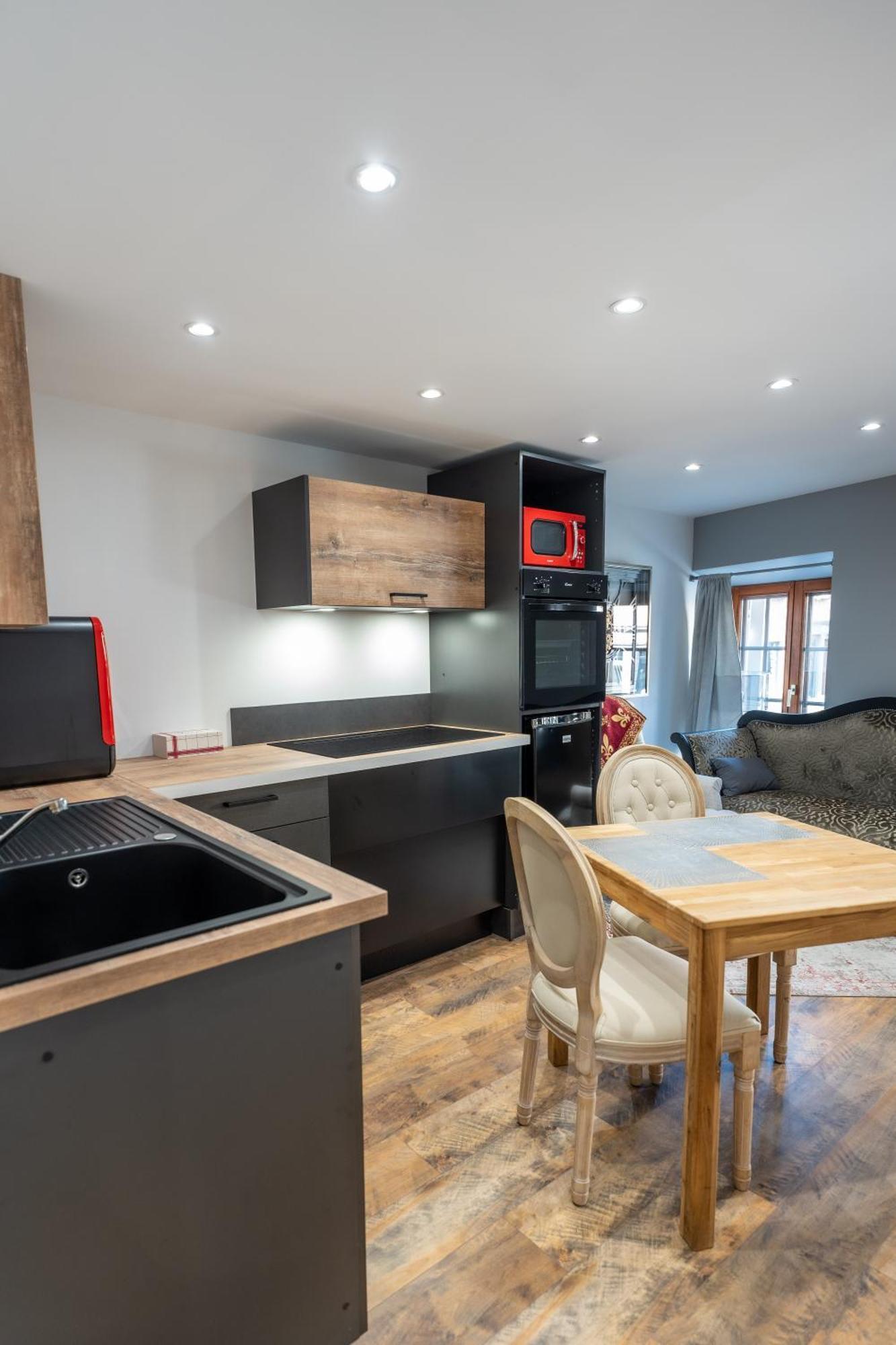 Des Chevaliers - Designed By C.m Apartment