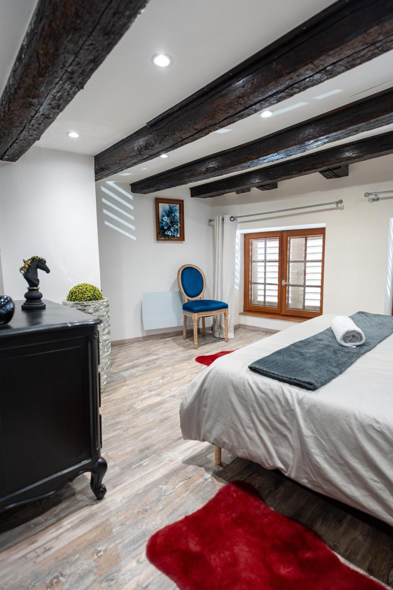 Des Chevaliers - Designed By C.m Apartment