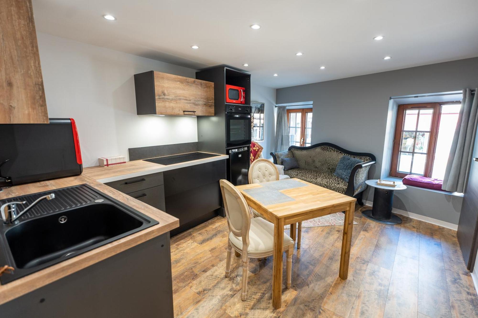 Des Chevaliers - Designed By C.m Apartment